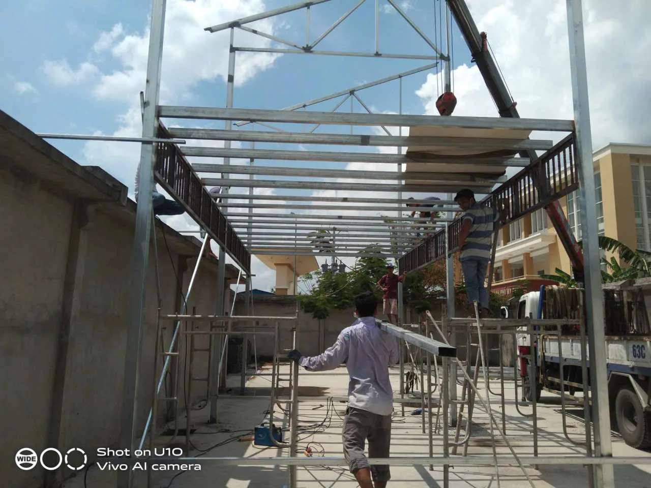 Đội ngũ thi công kết cấu khung thép tại công trình